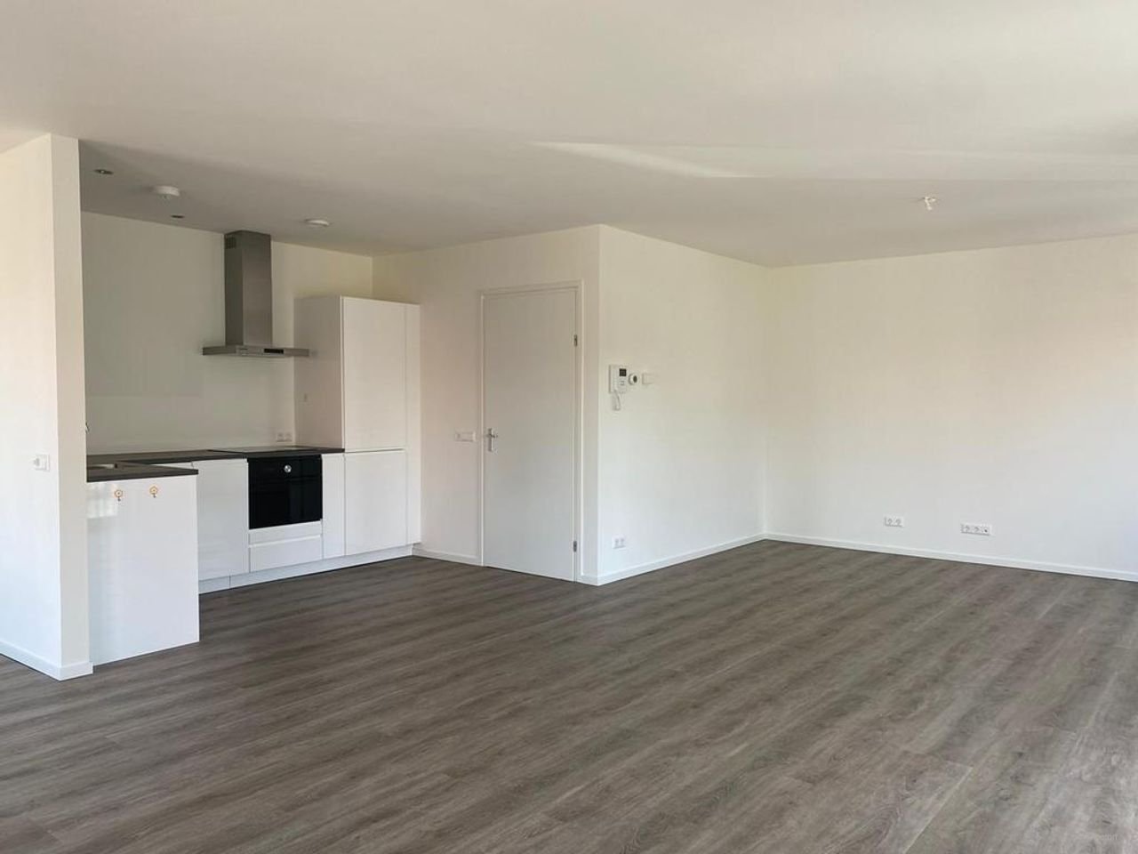 Modern corner apartment with spacious terrace - Image 3