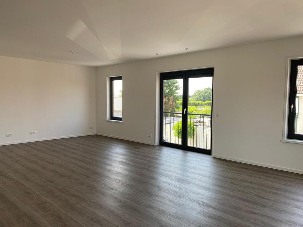 Modern corner apartment with spacious terrace - Image 8