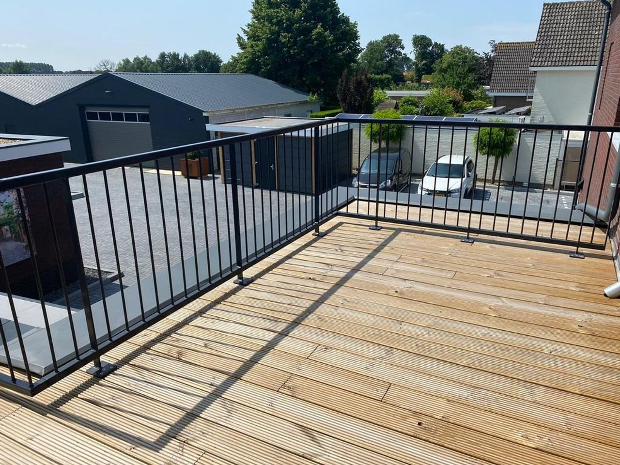 Modern corner apartment with spacious terrace - Image 4