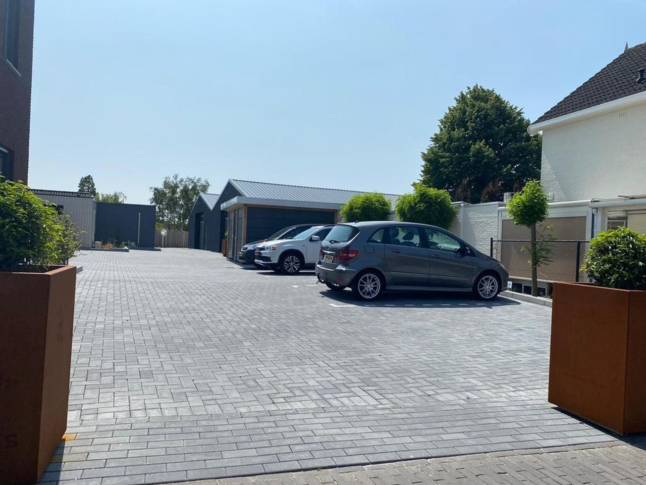 Modern corner apartment with spacious terrace - Image 12