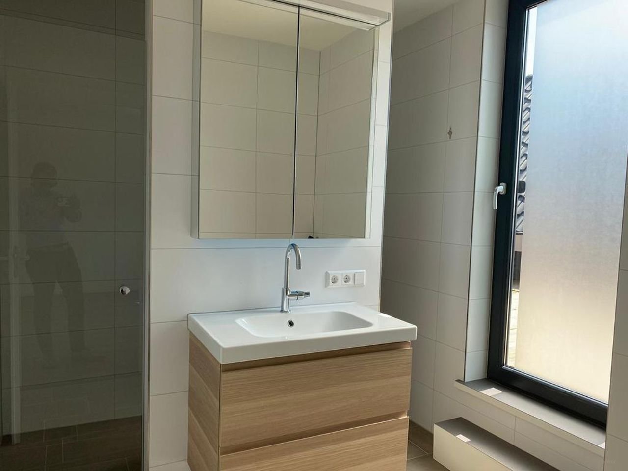 Modern corner apartment with spacious terrace - Image 9