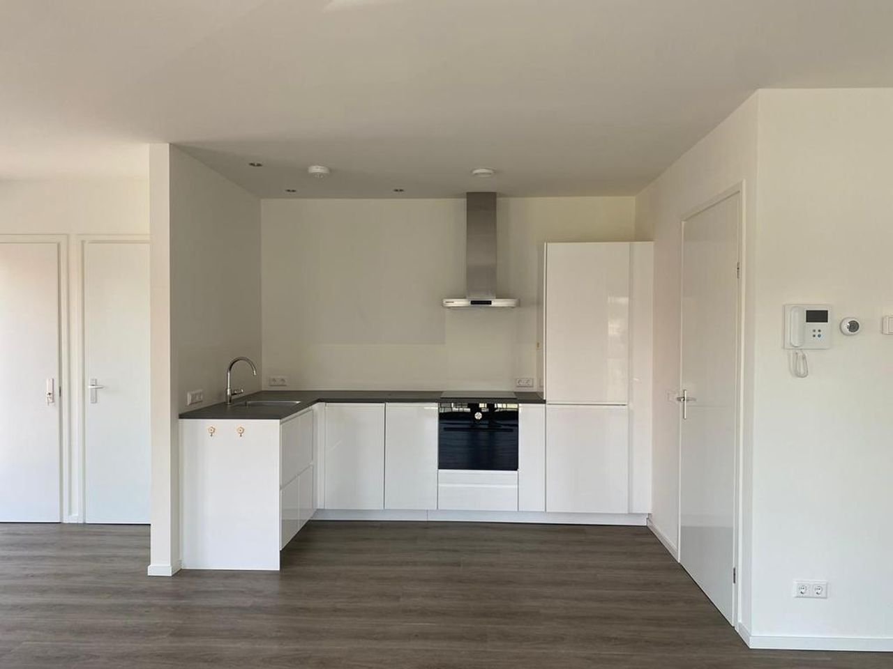 Modern corner apartment with spacious terrace - Image 6