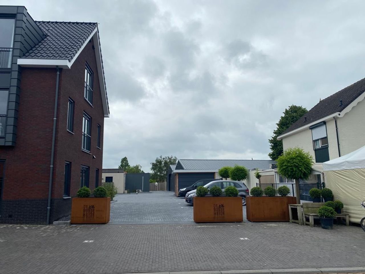 Modern corner apartment with spacious terrace - Image 14