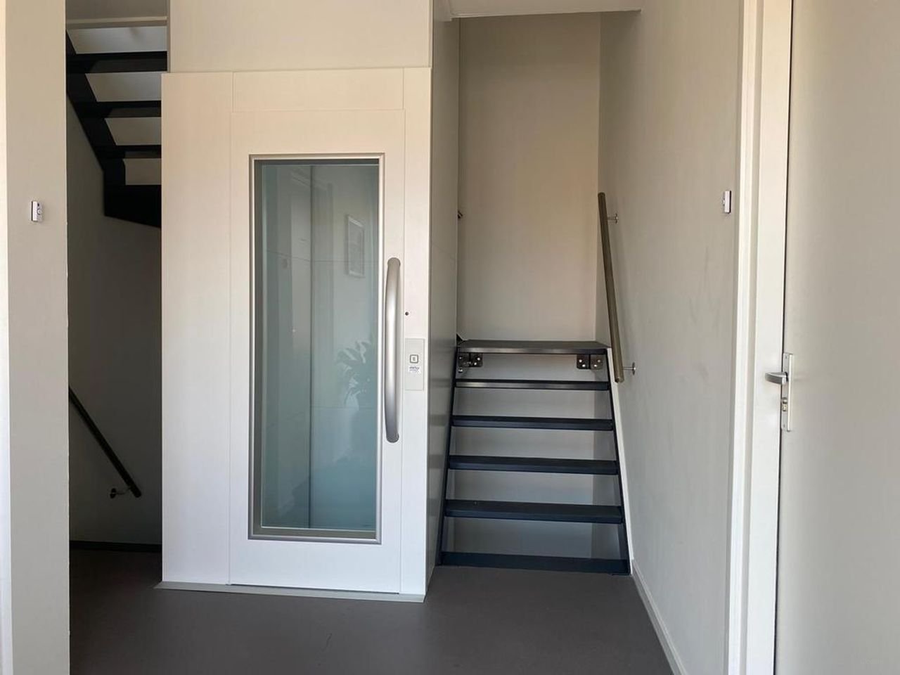 Modern corner apartment with spacious terrace - Image 5