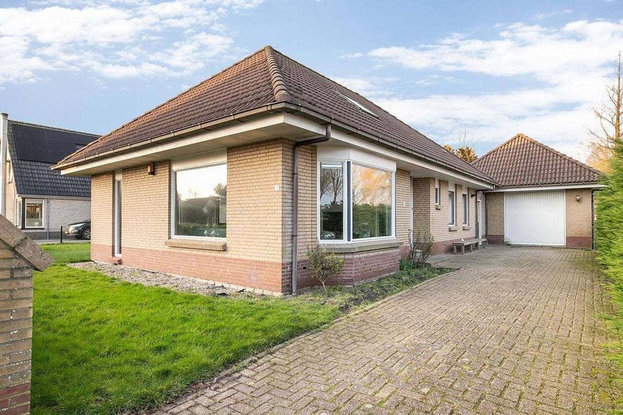 Vrijstaand wonen met garage in Deinum - Afbeelding 1