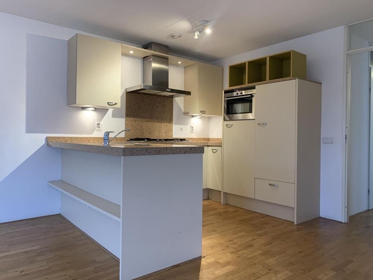 Royaal 4-kamer appartement met eigen parkeerplaats - Afbeelding 2