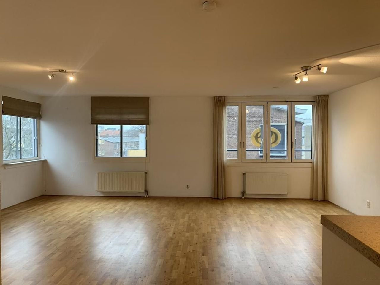 Royaal 4-kamer appartement met eigen parkeerplaats - Afbeelding 4