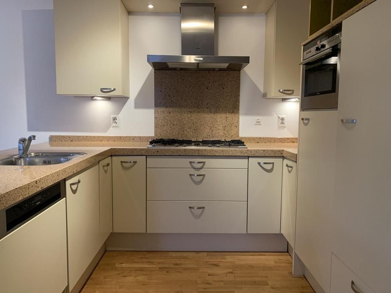 Royaal 4-kamer appartement met eigen parkeerplaats - Afbeelding 8