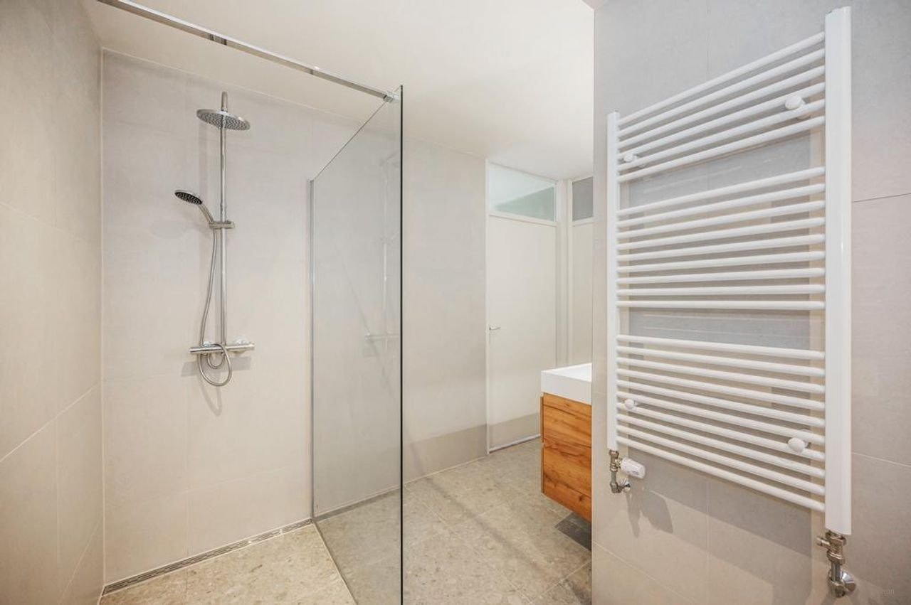 Ruime benedenwoning (93 m²) met tuin en parking - Afbeelding 7