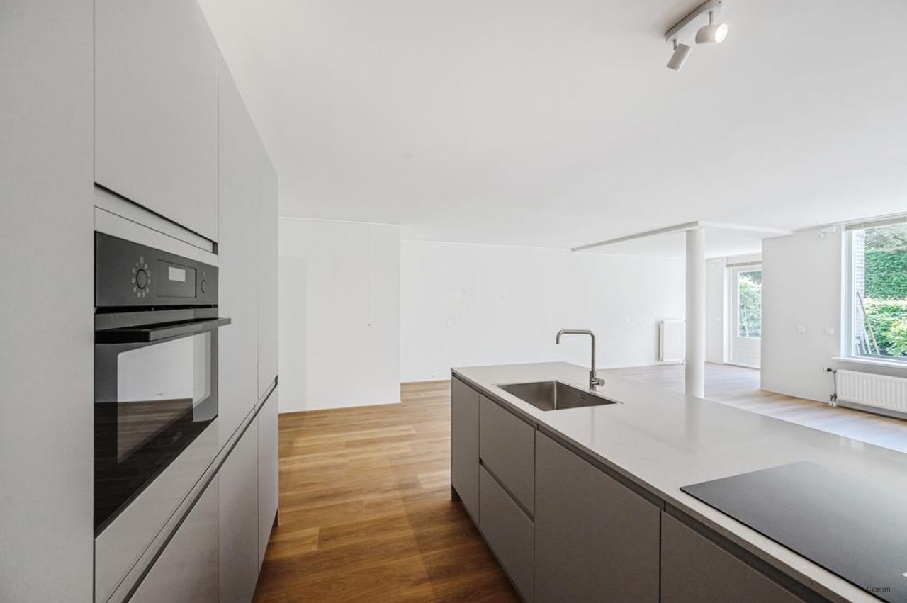 Ruime benedenwoning (93 m²) met tuin en parking - Afbeelding 9