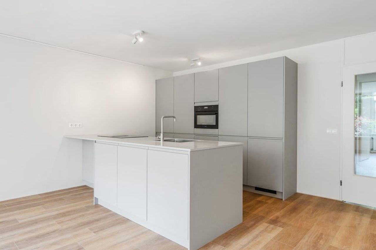 Ruime benedenwoning (93 m²) met tuin en parking - Afbeelding 4