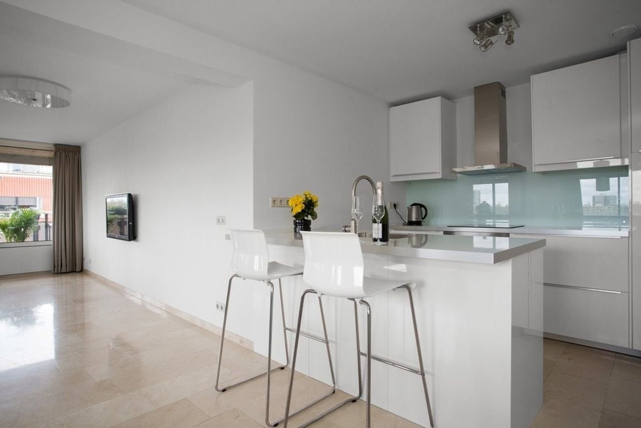 Bright corner apartment with parking - Image 12