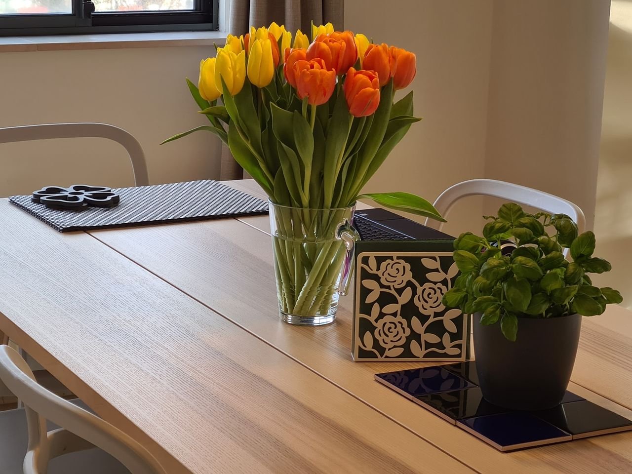 Bright corner apartment with parking - Image 10