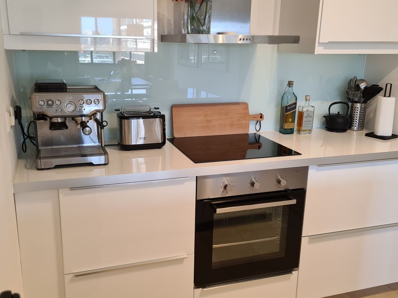 Bright corner apartment with parking - Image 11