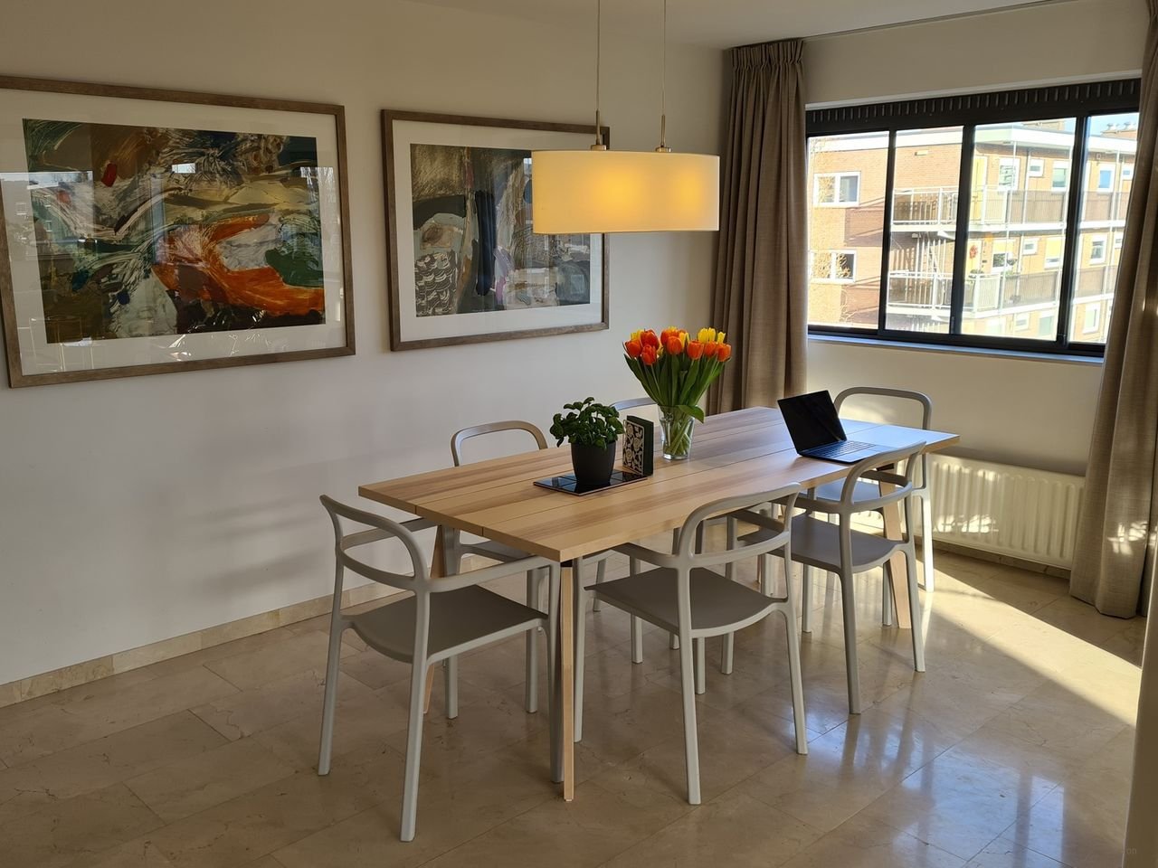 Bright corner apartment with parking - Image 9