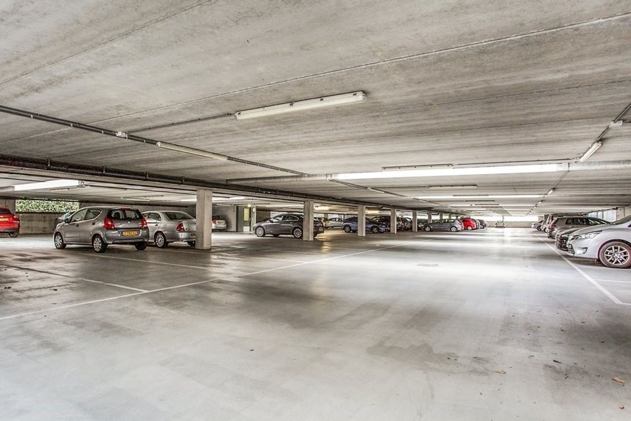 Bright corner apartment with parking - Image 23