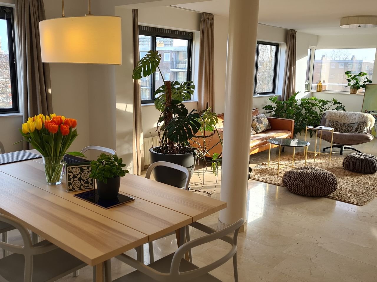 Bright corner apartment with parking - Image 7