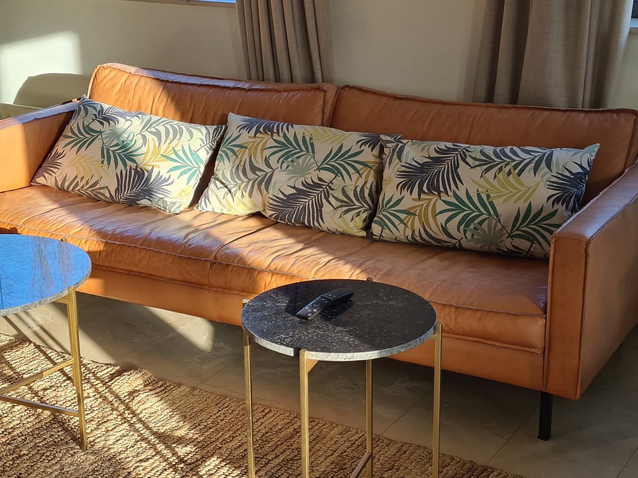 Bright corner apartment with parking - Image 6