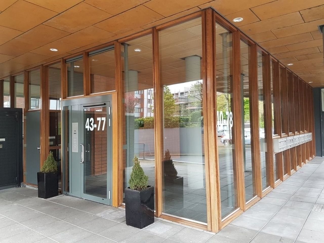 Bright corner apartment with parking - Image 24