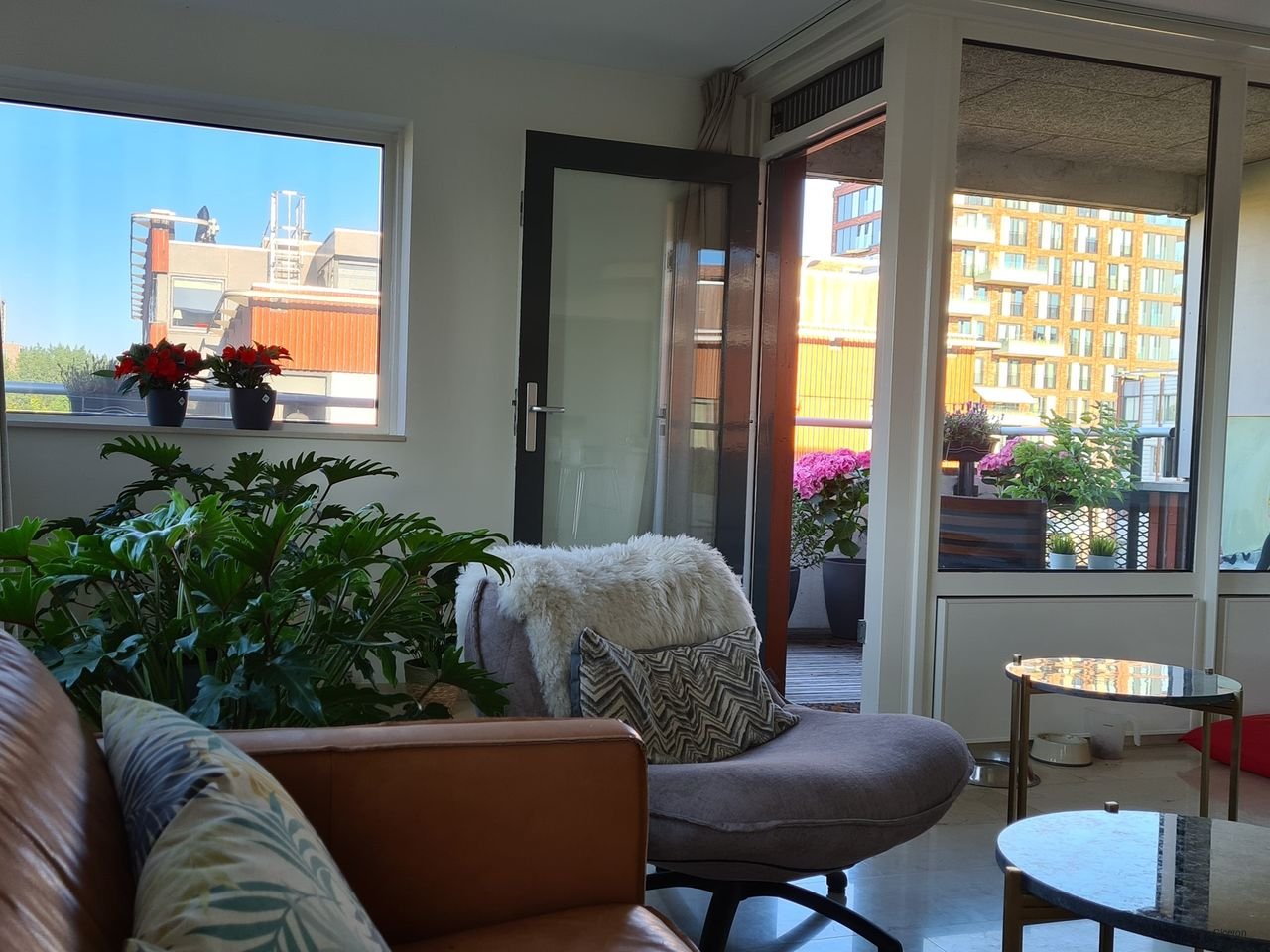 Bright corner apartment with parking - Image 8