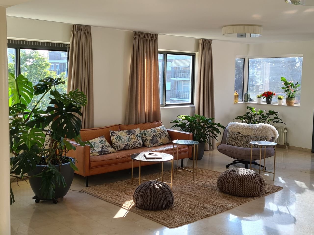 Bright corner apartment with parking - Image 4