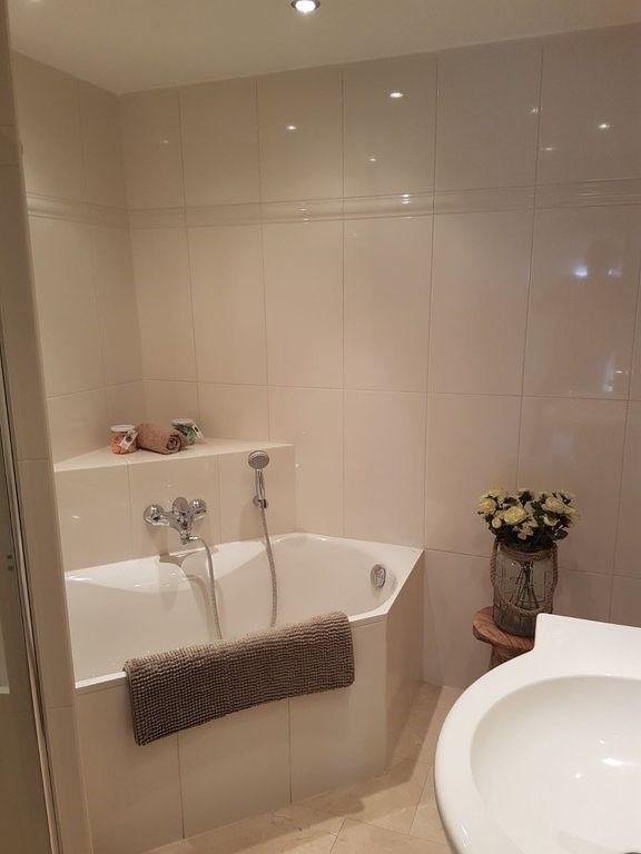 Bright corner apartment with parking - Image 17