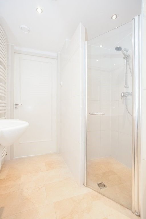 Bright corner apartment with parking - Image 18