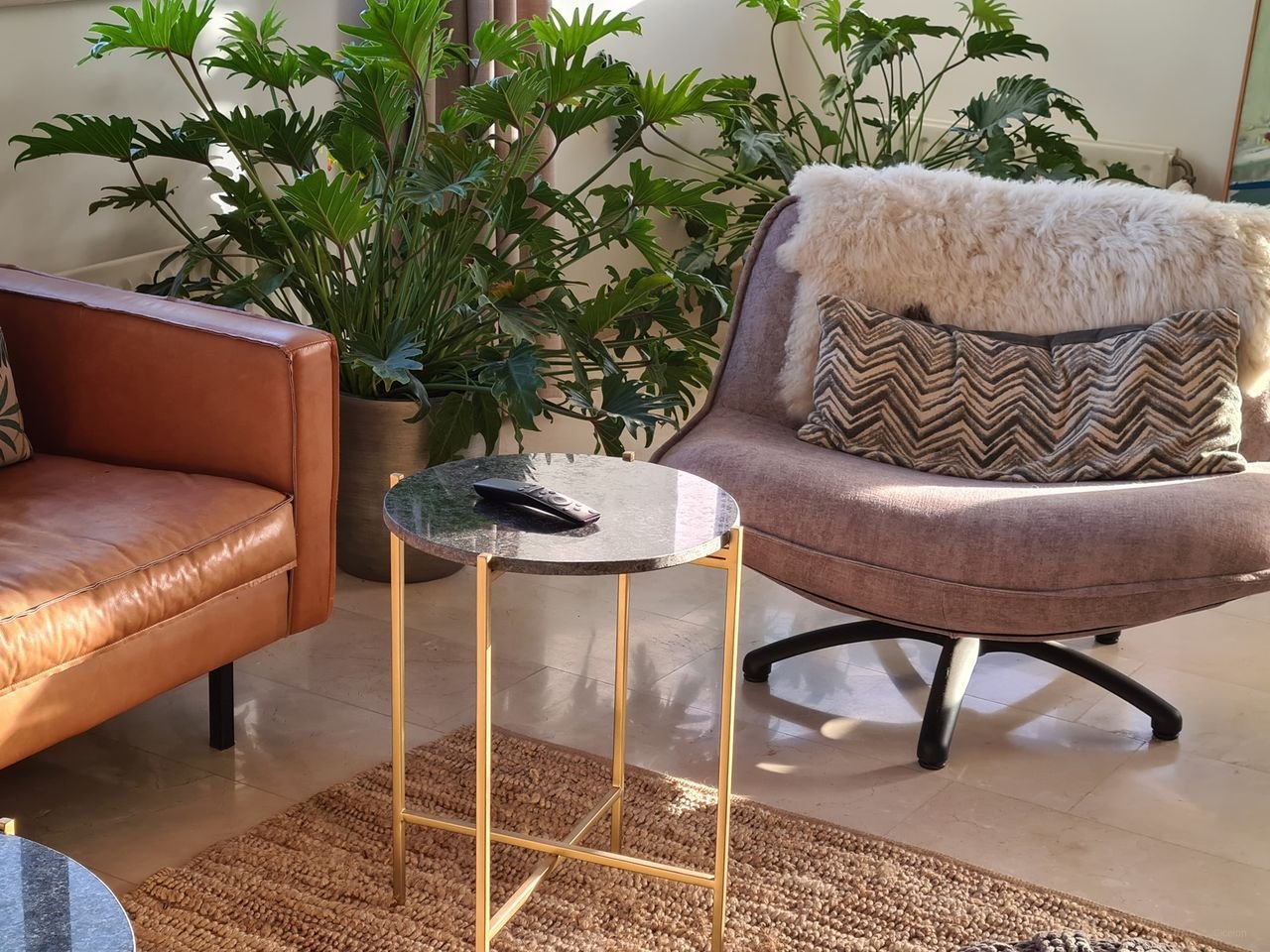 Bright corner apartment with parking - Image 5