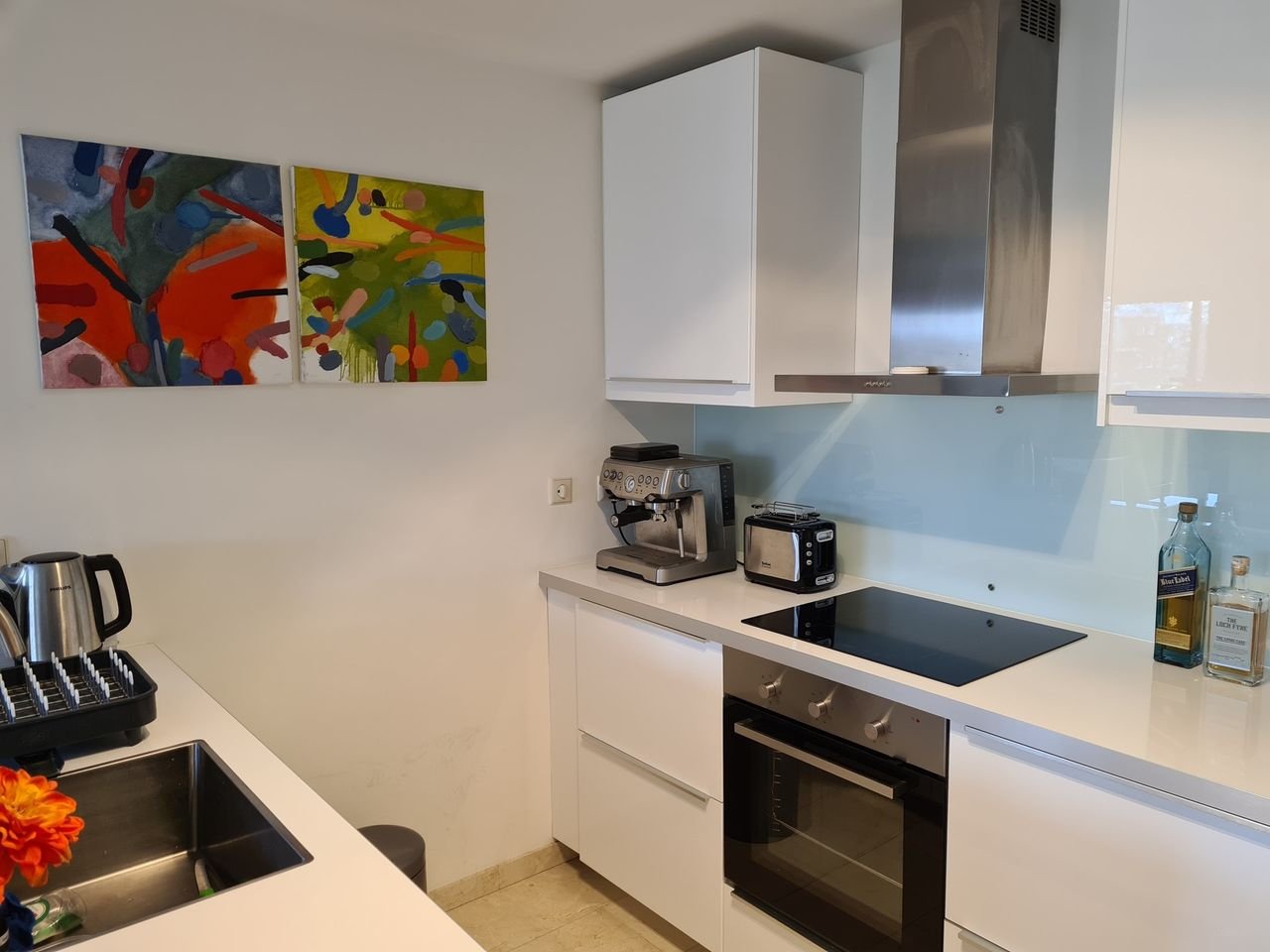 Bright corner apartment with parking - Image 13