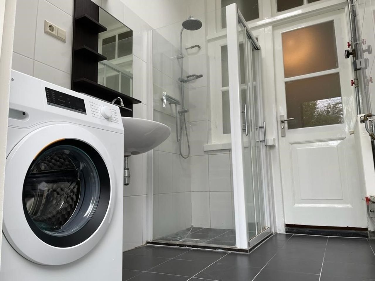 Ground floor apartment with garden on the canal - Image 13