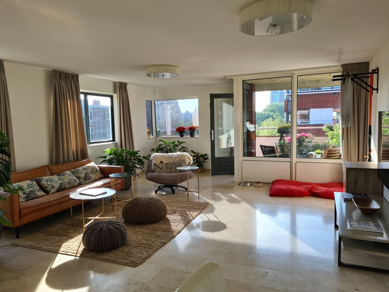 Renovated 3-room apartment (115m²) with parking - Image 2