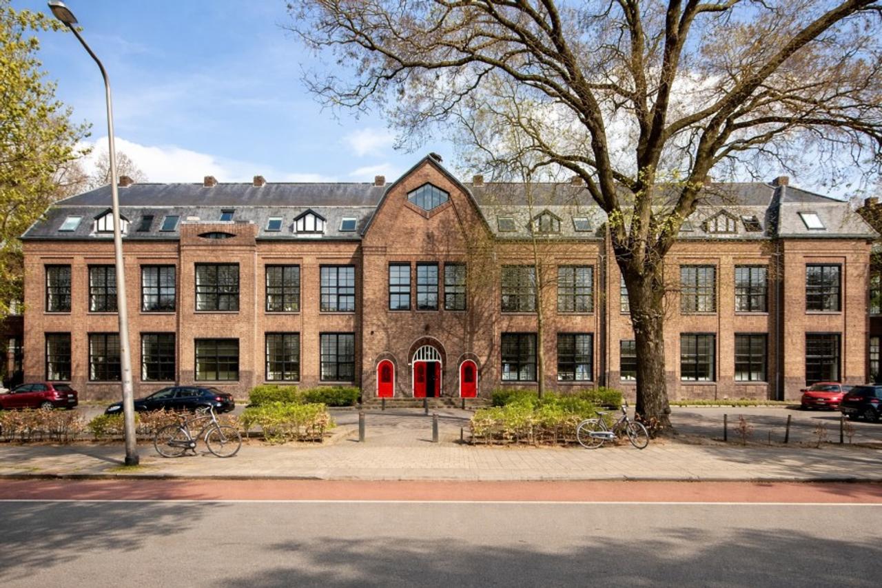 Bright studio in a monumental building near the city center - Image 1
