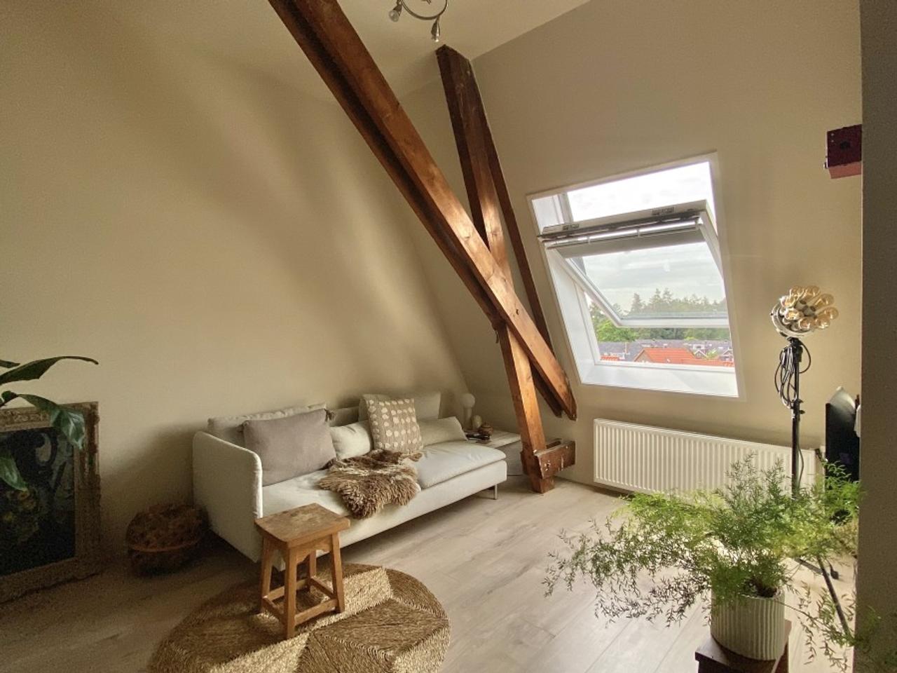 Bright studio in a monumental building near the city center - Image 3