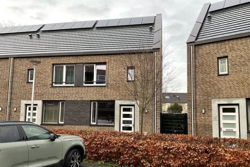 Hoekwoning met zonnepanelen en tuin - Afbeelding 1