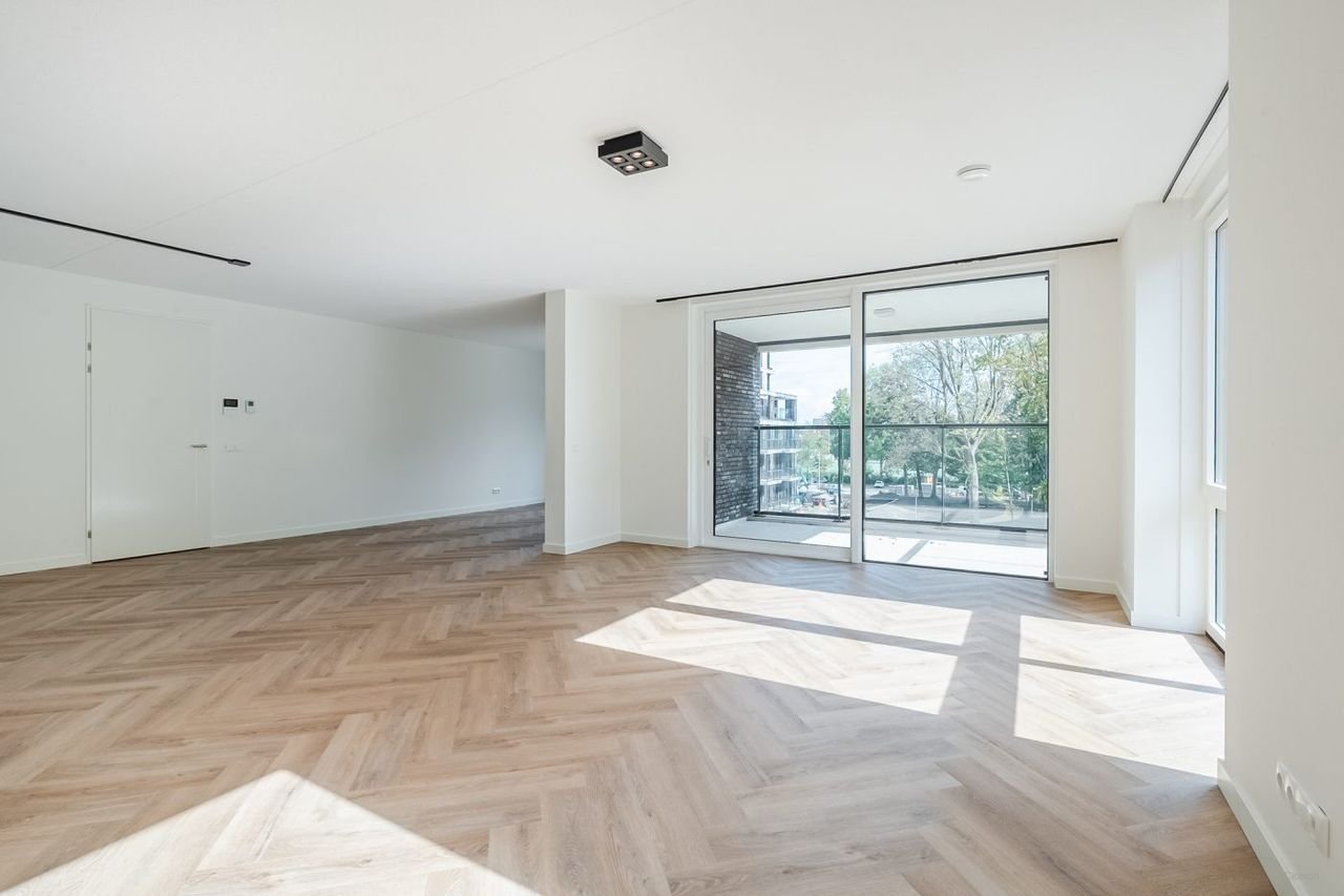 Spacious apartment (136m²) with balcony - Image 2