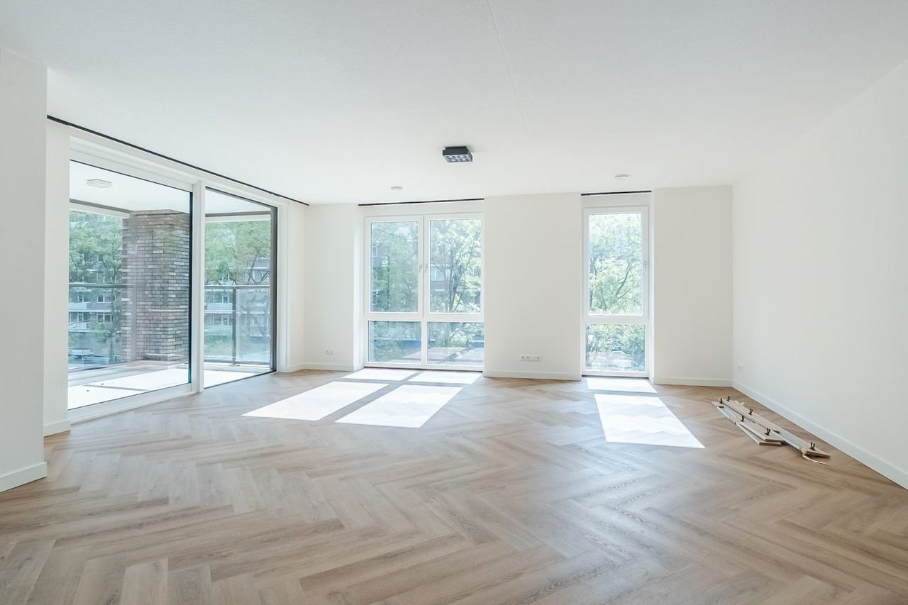 Spacious apartment (136m²) with balcony - Image 1