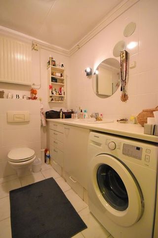 Sunny 1-Bedroom Apartment with Balcony - Image 11