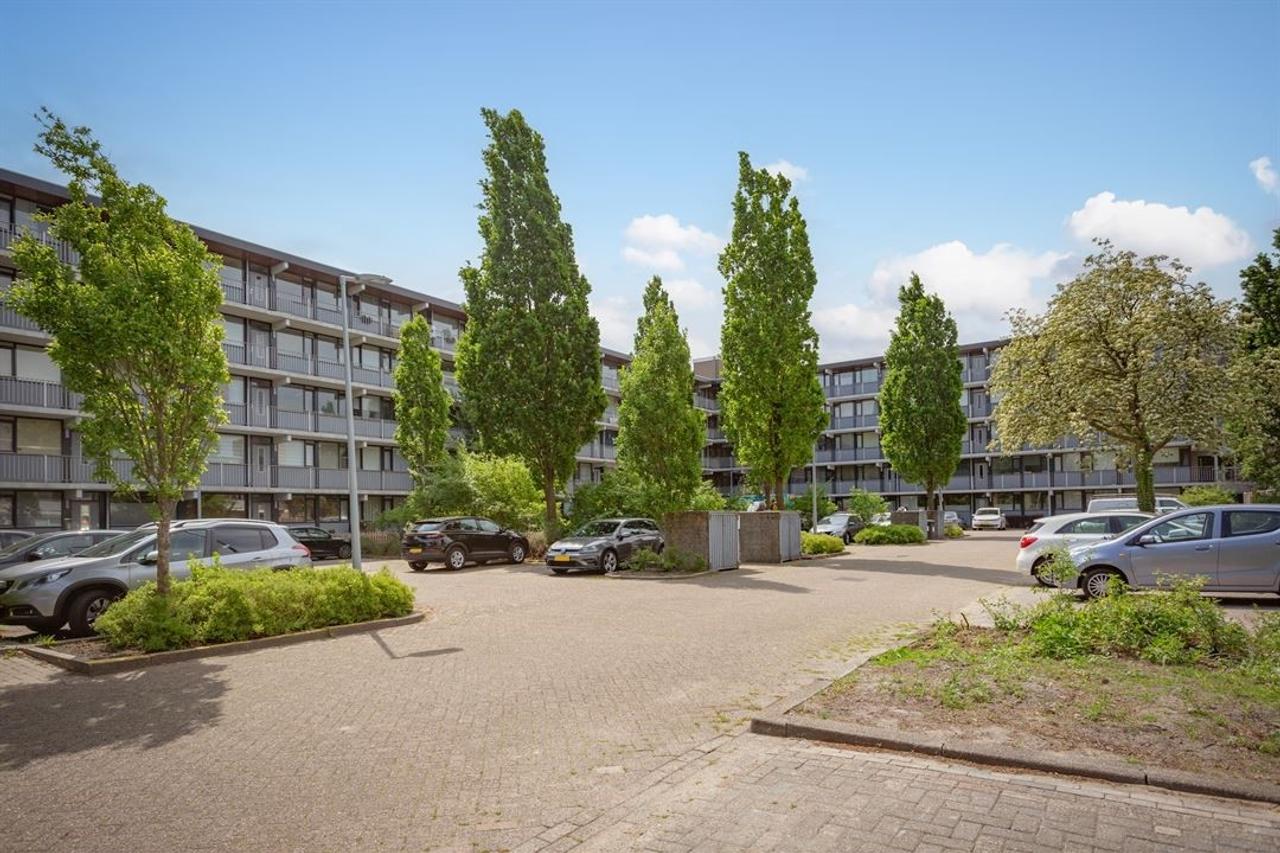 Licht 4-kamerappartement met balkon op zuid - Afbeelding 1