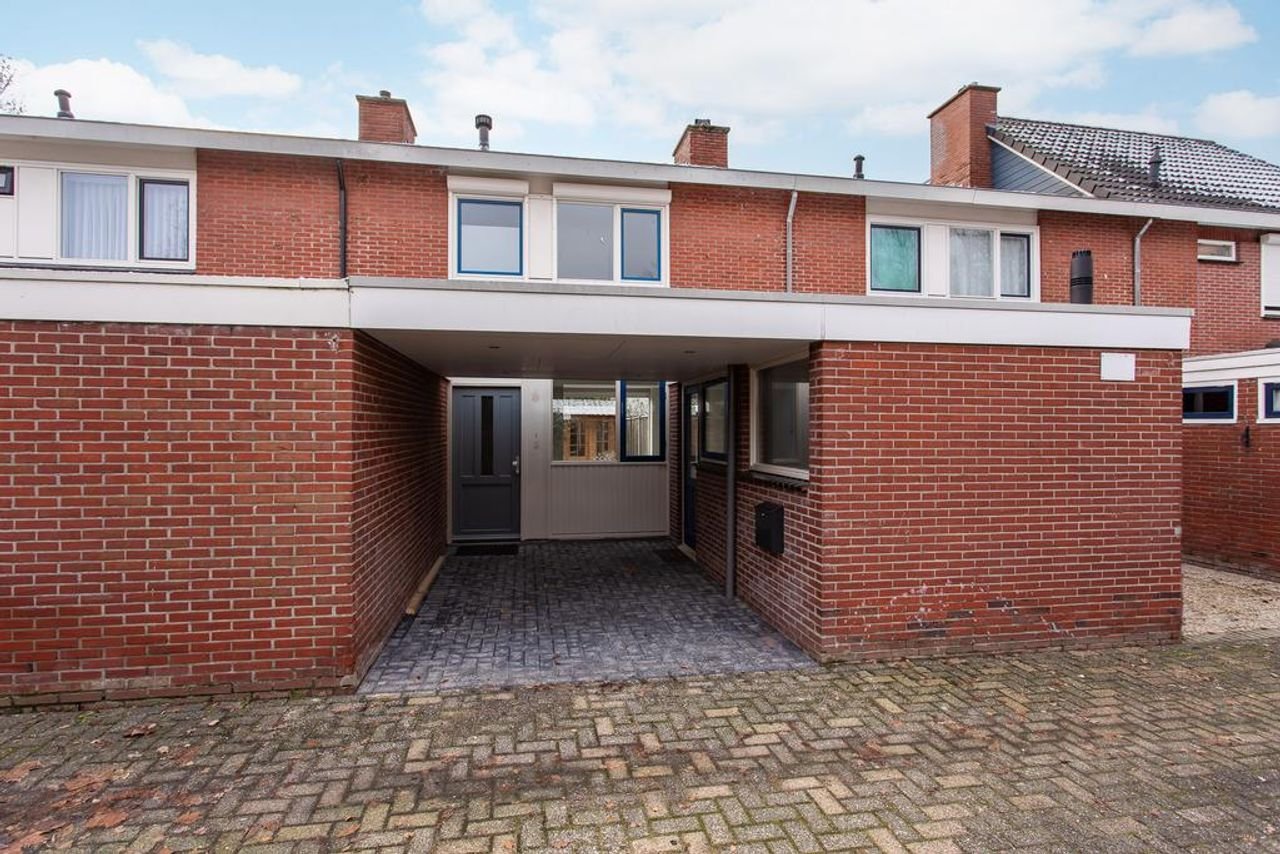 Strakke woning met carport in Oldenzaal - Afbeelding 1