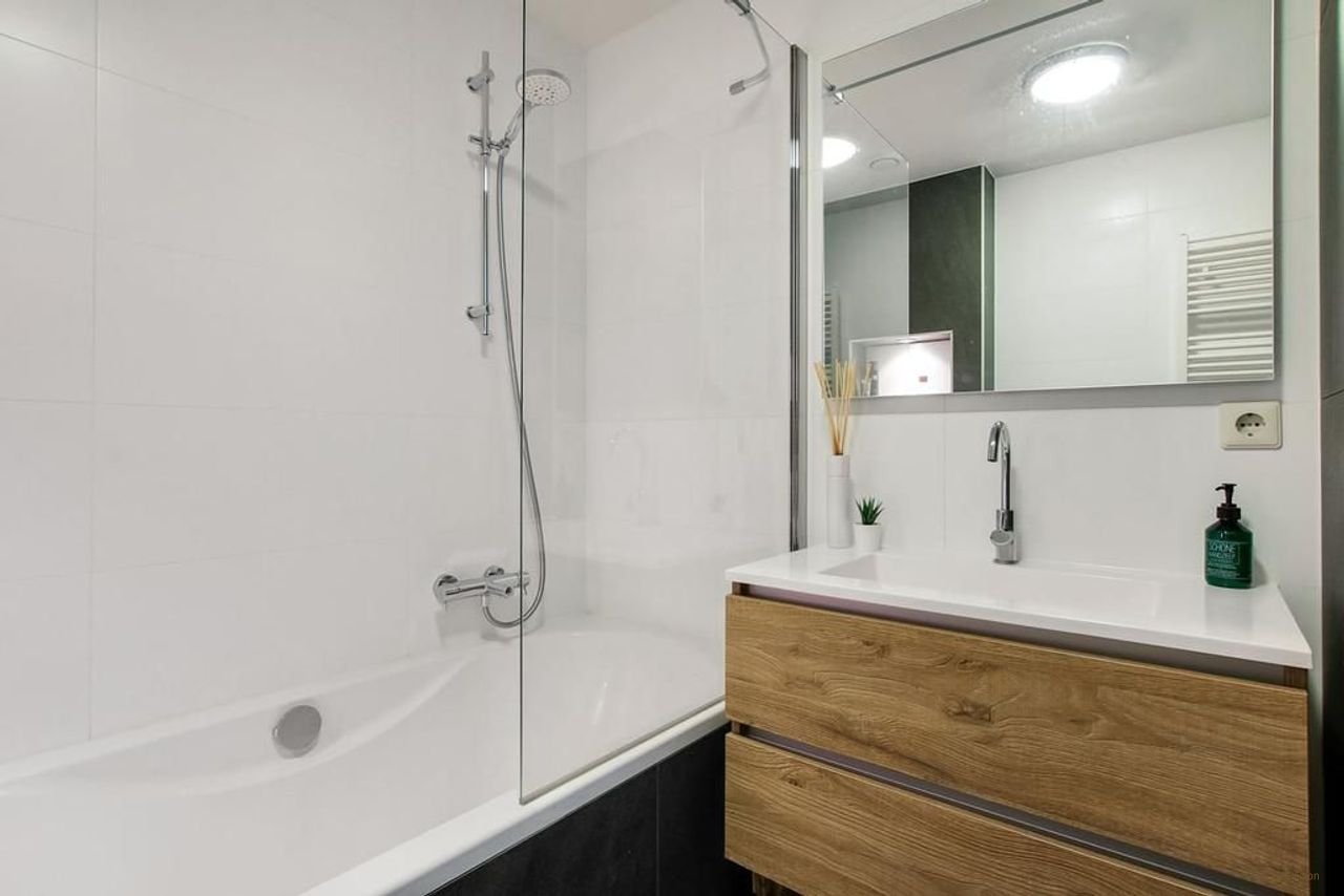 Bright 2-bedroom apartment on Vrijheidslaan - Image 13