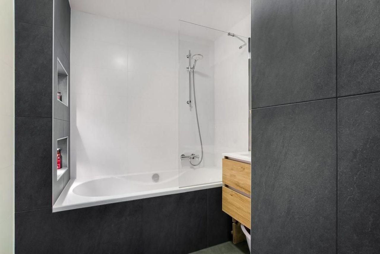 Bright 2-bedroom apartment on Vrijheidslaan - Image 12