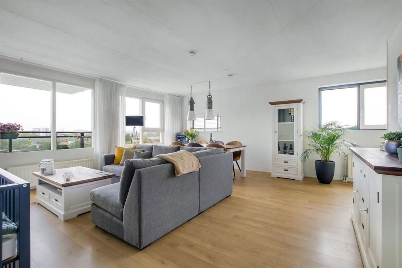 Bright 2-bedroom apartment on Vrijheidslaan - Image 2