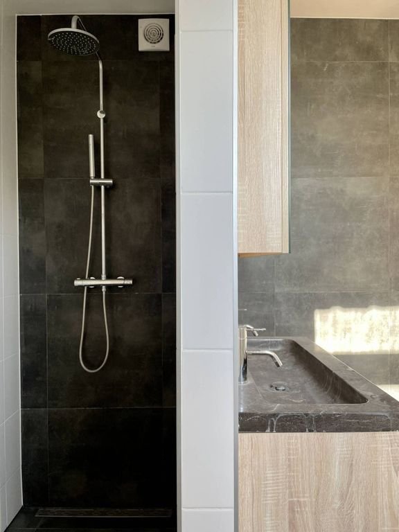 Bright 2-bedroom apartment in Middelland - Image 9