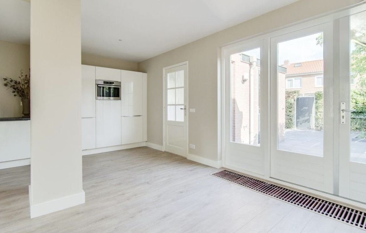 Modern huis in Laren met riante tuin - Afbeelding 2