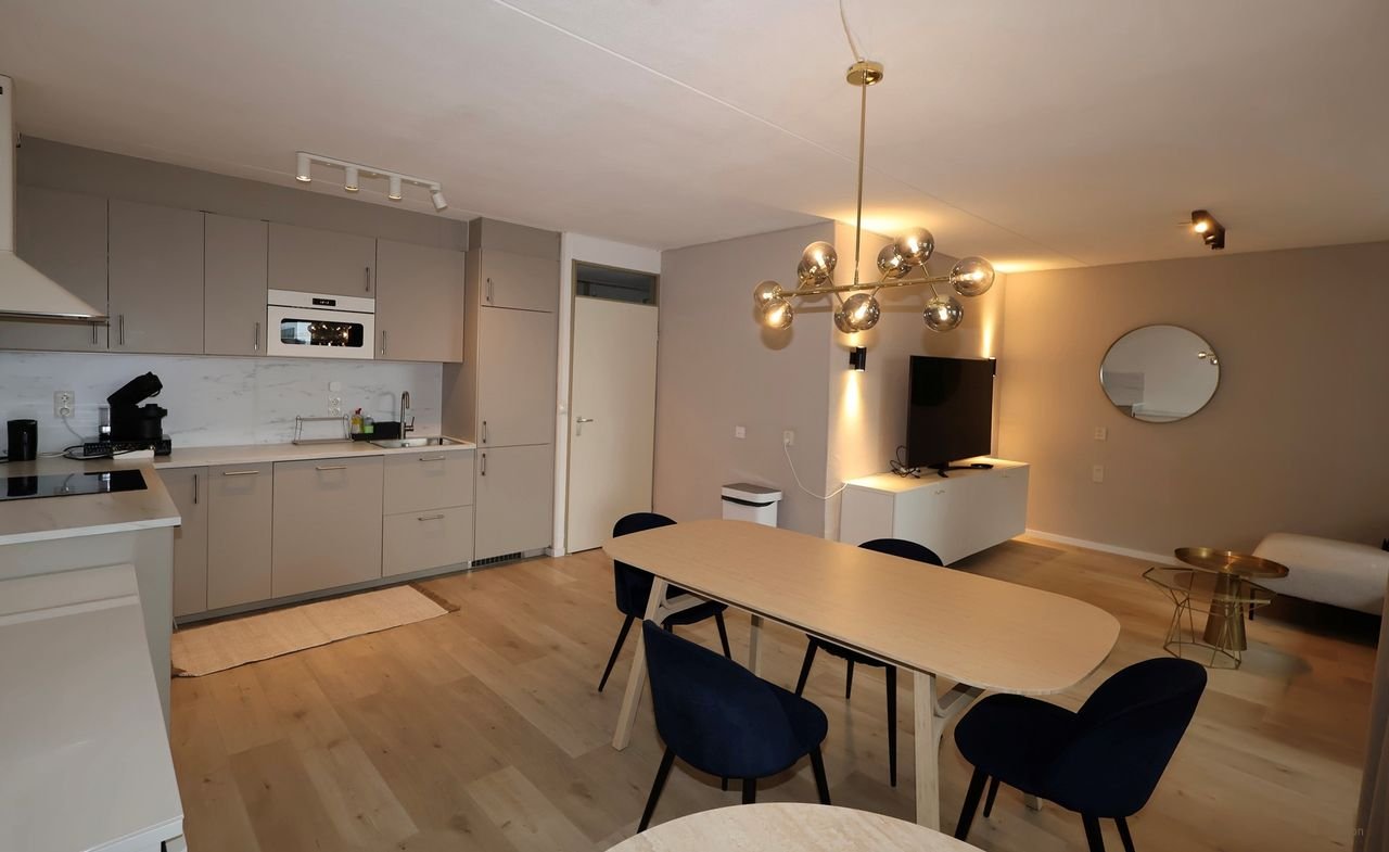 Gemeubileerd wonen op de Blaak met balkon - Afbeelding 2