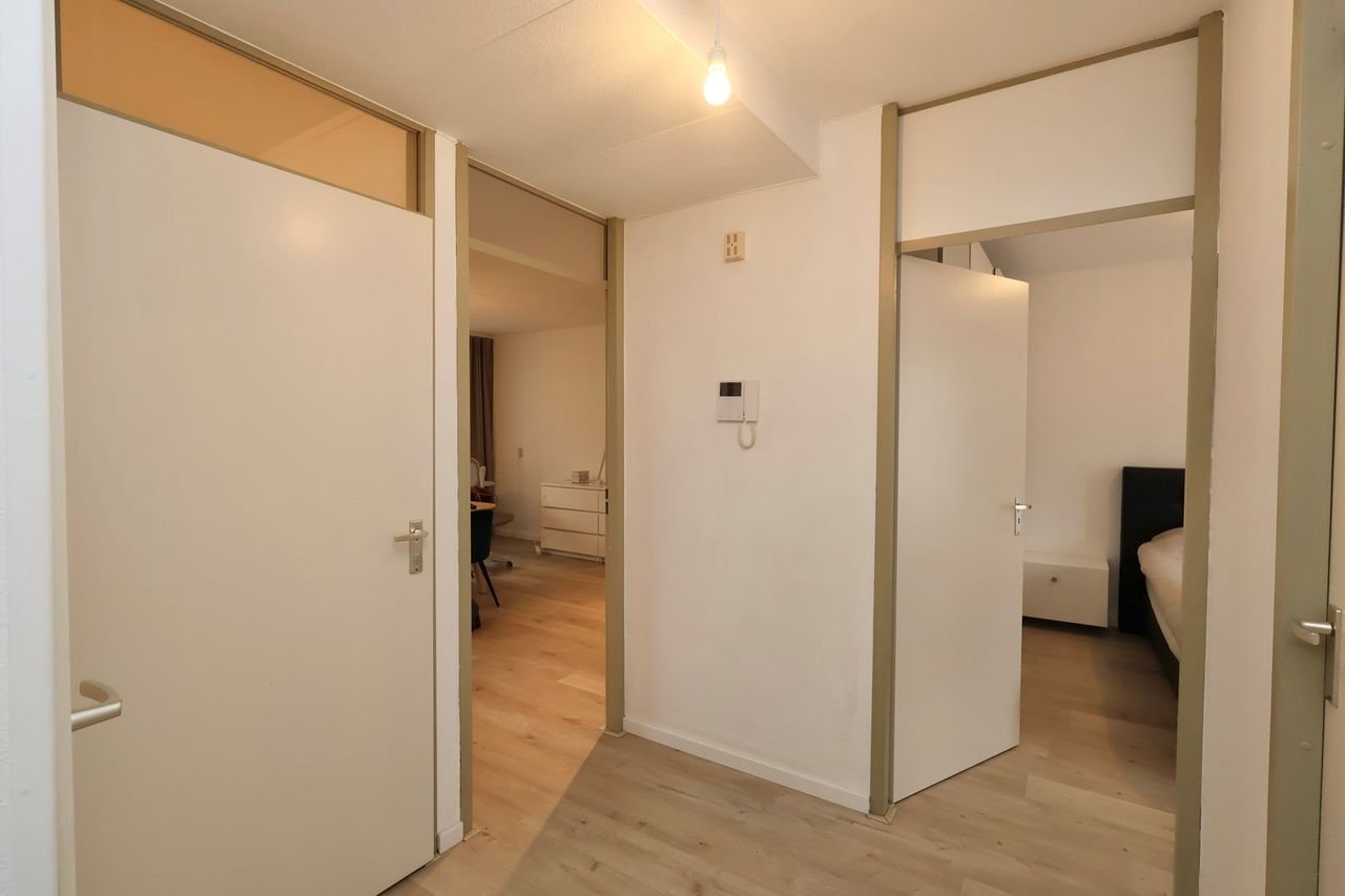 Gemeubileerd wonen op de Blaak met balkon - Afbeelding 15