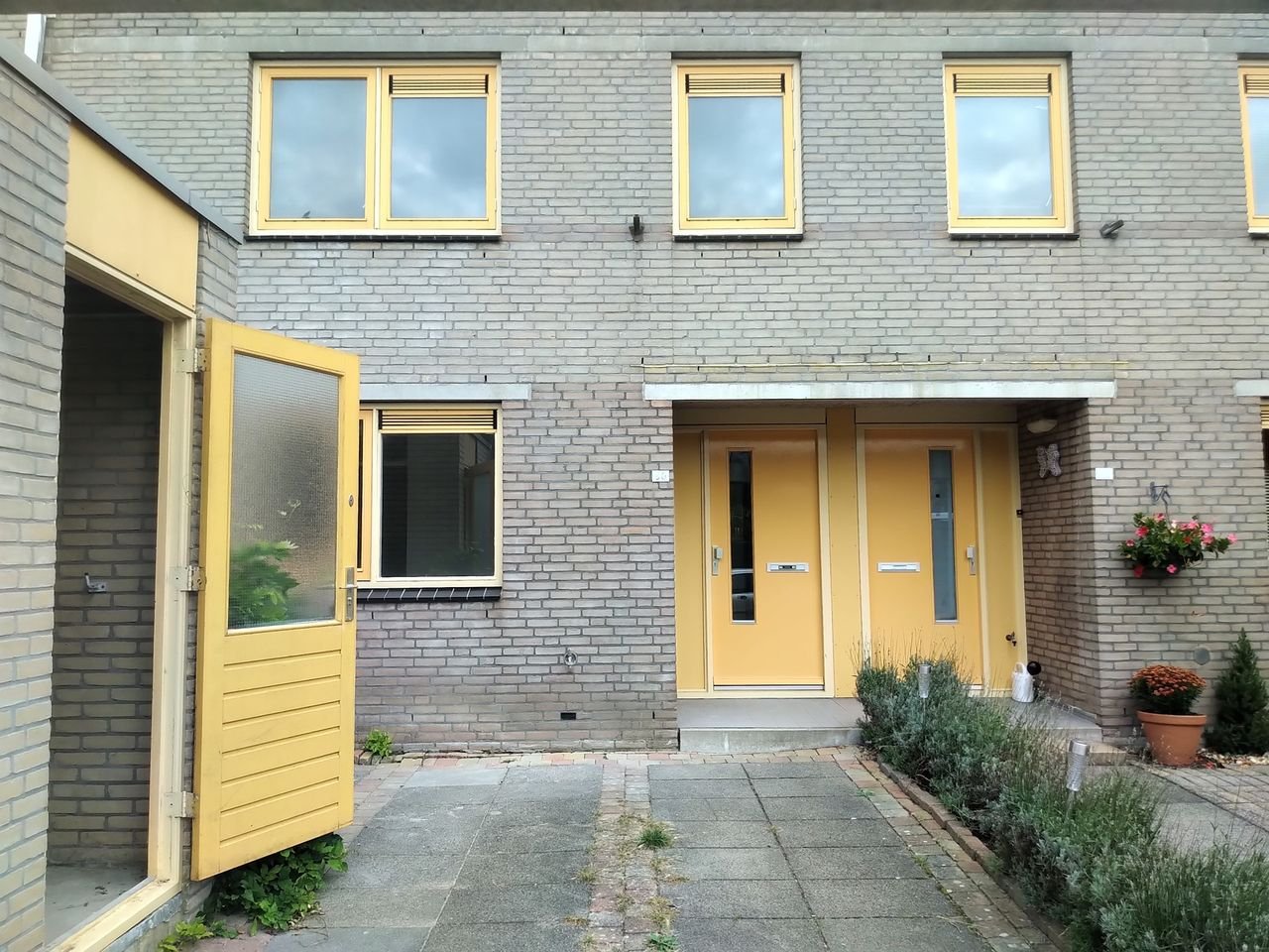 Gerenoveerde woning met eigen parkeerplek - Afbeelding 2