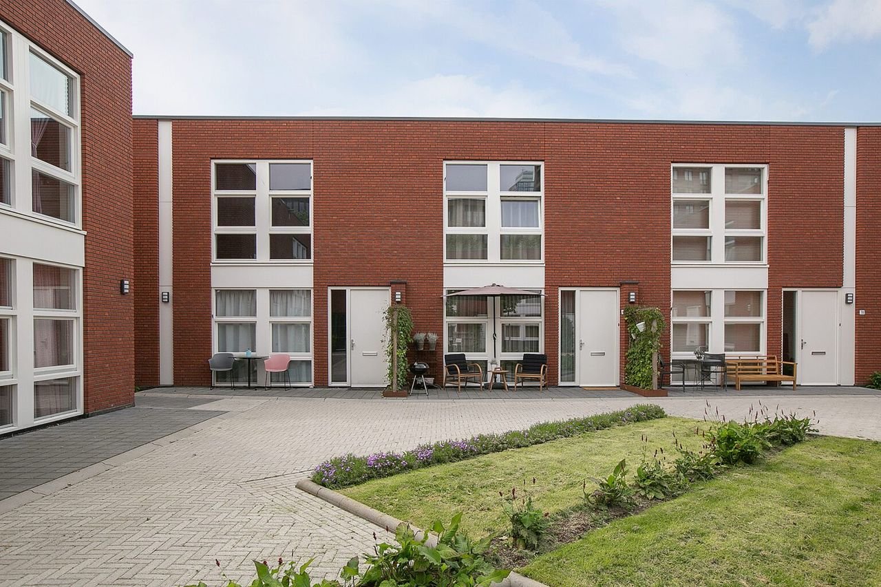 Stadswoning met eigen parkeerplaats bij station - Afbeelding 1