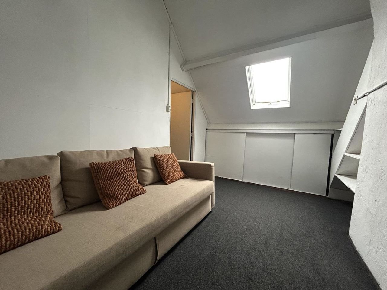 Spacious upper-floor apartment with roof terrace in the city center - Image 19