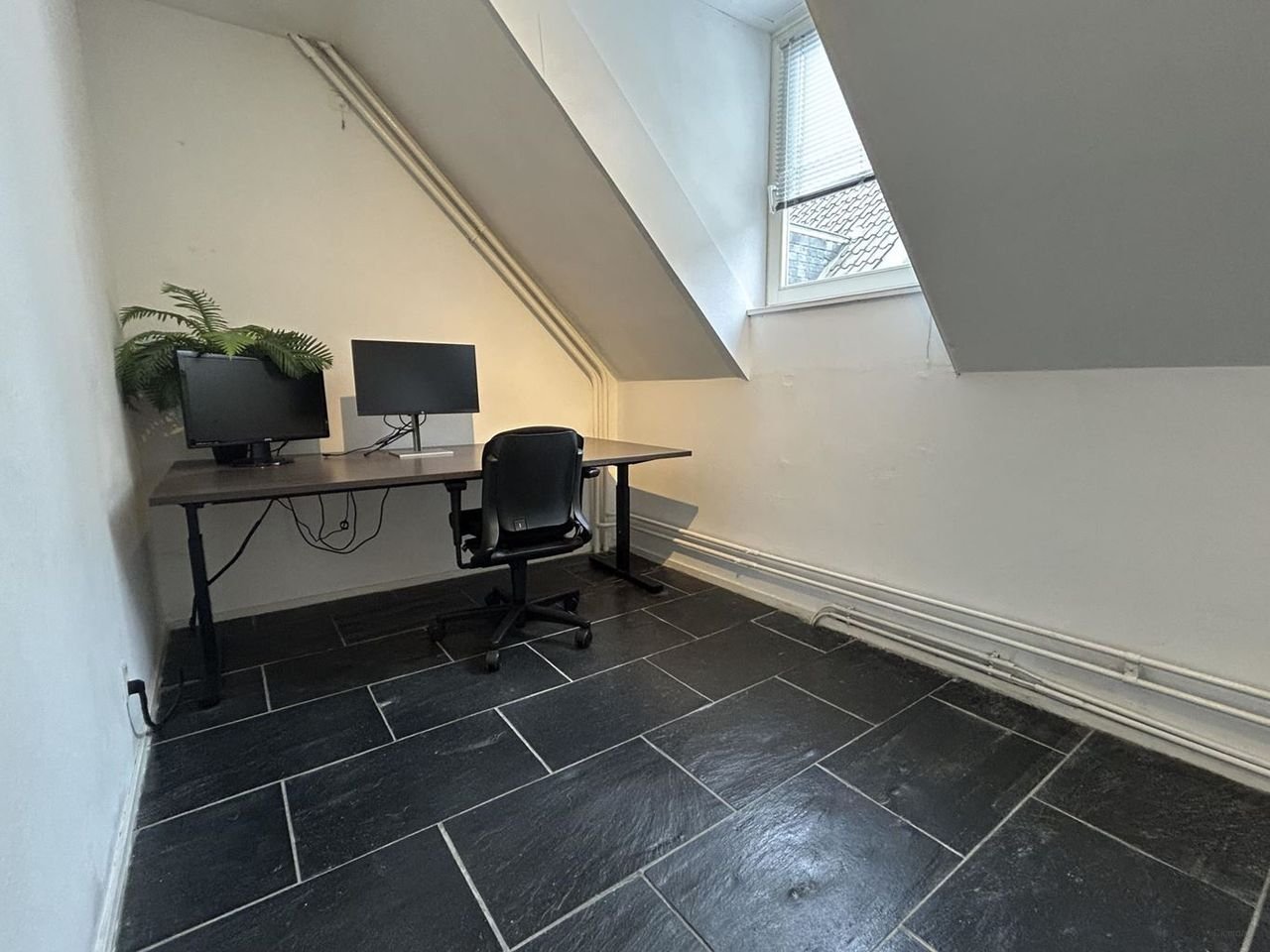 Spacious upper-floor apartment with roof terrace in the city center - Image 15